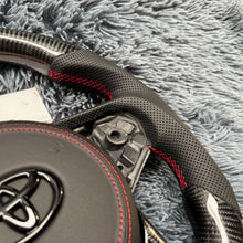 Cargar imagen en el visor de la galería, Volante de fibra de carbono TTD Craft para Toyota Supra MK5 A90 A91 (2020-2025)