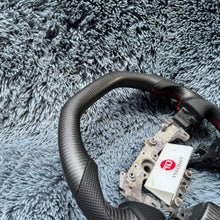 Cargar imagen en el visor de la galería, Volante de fibra de carbono TTD Craft Infiniti 2011-2017 QX56