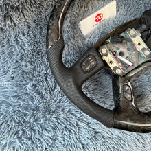 Carregar imagem no visualizador da galeria, Volante de fibra de carbono TTD Craft 2003-2007 Hummer H2