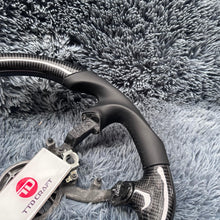 Cargar imagen en el visor de la galería, Volante de fibra de carbono TTD Craft Corvette C5 1997-2005