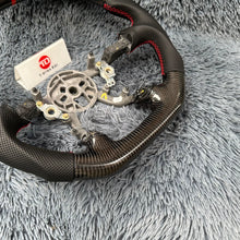 Cargar imagen en el visor de la galería, Volante de fibra de carbono TTD Craft Corvette C5 1997-2005