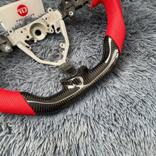 Cargar imagen en el visor de la galería, Volante de fibra de carbono TTD Craft para Toyota RAV4 2004-2005