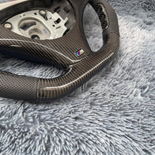 Cargar imagen en el visor de la galería, TTD Craft SERIE 1 E82 E88 / SERIE 3 E90 E91 E92 E93 / X1 E84 Volante de fibra de carbono