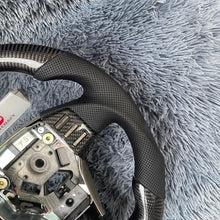 Cargar imagen en el visor de la galería, Volante de fibra de carbono TTD Craft Infiniti 2003-2006 G35