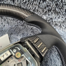 Cargar imagen en el visor de la galería, Volante de fibra de carbono TTD Craft para Infiniti QX56 2004-2006