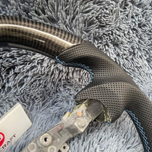 Cargar imagen en el visor de la galería, Volante de fibra de carbono TTD Craft Nissan 2009-2020 370Z