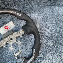 Cargar imagen en el visor de la galería, Volante de fibra de carbono TTD Craft Nissan 2009-2020 370Z