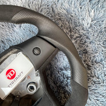 Cargar imagen en el visor de la galería, Volante de cuero TTD Craft Tesla Model 3 Y