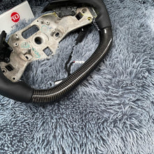 Cargar imagen en el visor de la galería, Volante de fibra de carbono TTD Craft Corvette 2020-2025 C8