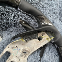 Cargar imagen en el visor de la galería, Volante de fibra de carbono TTD Craft Corvette 2020-2025 C8