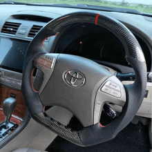 Cargar imagen en el visor de la galería, Volante de fibra de carbono TTD Craft para Toyota Camry 2006-2012 / Vigo 2012-2014