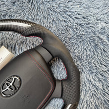 Lade das Bild in den Galerie-Viewer, TTD Craft Toyota 2007-2013 Tundra Sequoia Carbonfaserlenkrad
